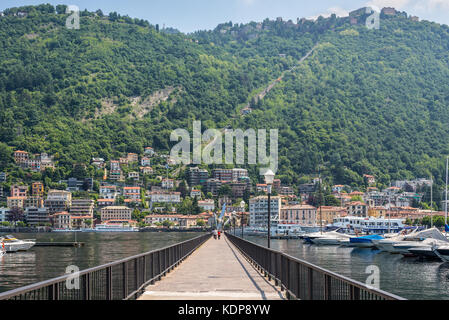 Côme, Italie - 27 mai 2016 : les gens marcher sur la diga foranea piero hamiltonien Caldirola jetée à Lac de Côme Côme ville région Lombardie Italie Europe. cable car Banque D'Images