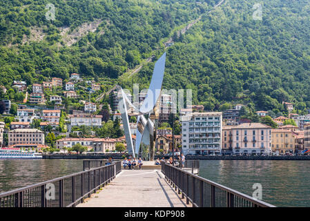 Côme, Italie - 27 mai 2016 : life electric est une sculpture contemporaine, dédié à le physicien Alessandro Volta (1745-1827). Il a été conçu par dan Banque D'Images