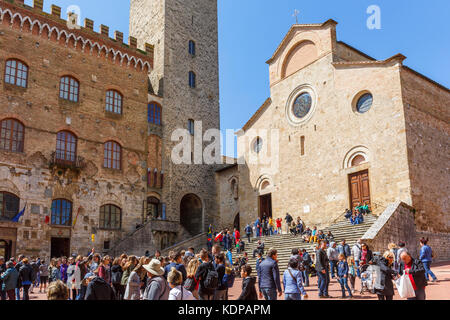 Beaucoup de gens sur la piazza Duomo à san gimignano en italie Banque D'Images