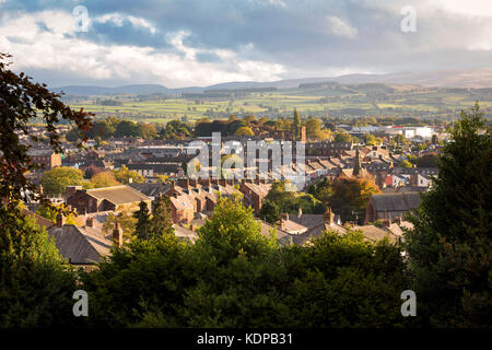 Vue élevée de la ligne d'horizon de Penrith dans Cumbria, Angleterre au coucher du soleil. Banque D'Images