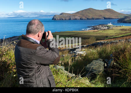 Vue vers le bas vers le phare et Doulus Head sur l'île de Valentia, County Kerry Ireland Banque D'Images