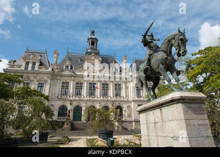 Statue du Duc de Bretagne Arthur de Richemont à l'extérieur de l'Hôtel de Ville Hôtel de Ville Vannes, Bretagne, France. Banque D'Images