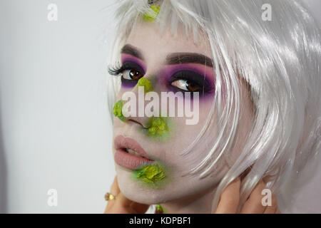 Halloween maquillage sorcière verte et blanche Banque D'Images