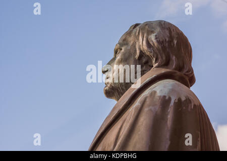 Statue en bronze du réformateur Martin Luther contre le ciel bleu. profil depuis le côté gauche. Copenhague, 6 juillet 2016 Banque D'Images