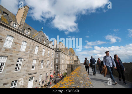 Les touristes à marcher le long des remparts de Saint-Malo. Banque D'Images