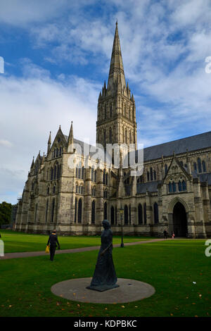 Elisabeth Frink Marche à Madonna à l'extérieur de la cathédrale de Salisbury, Salisbury, Wiltshire, Angleterre, Royaume-Uni Banque D'Images