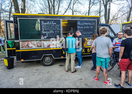 Burrito et taco alimentaire à vendre pendant le festival des camions alimentaires à Varsovie, Pologne en 2017 Banque D'Images