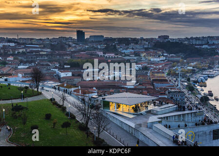 Coucher de soleil sur la ville de Vila Nova de Gaia, Portugal. Vue avec la station de téléphérique de Gaia Banque D'Images