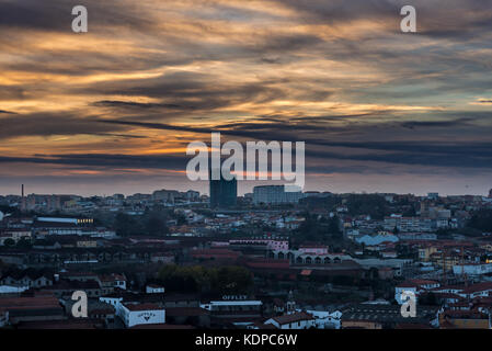 Coucher de soleil sur la ville de Vila Nova de Gaia, Portugal Banque D'Images