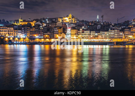 Vue depuis la ville de Vila Nova de Gaia sur les lumières de Porto et du Douro, Portugal Banque D'Images