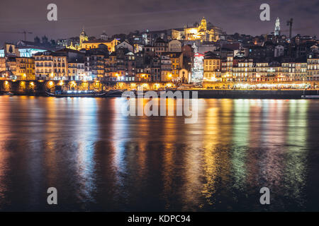 Vue depuis la ville de Vila Nova de Gaia sur les lumières de Porto et du Douro, Portugal Banque D'Images