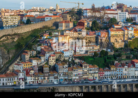 Porto sur la péninsule ibérique, deuxième plus grande ville du Portugal. Vue avec le mur de Fernandina et le funiculaire de Guindais Banque D'Images