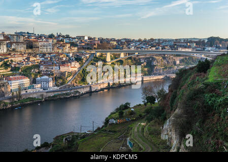 Infante D. Henrique Pont entre la ville de Vila Nova de Gaia et la ville de Porto sur la péninsule ibérique, deuxième plus grande ville du Portugal Banque D'Images