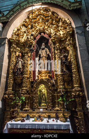 Autel latéral de l'Église du troisième ordre (Igreja do Terco) dans la ville de Porto sur la péninsule ibérique, deuxième plus grande ville du Portugal Banque D'Images