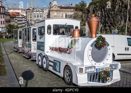 Train touristique sur l'avenue Dom Afonso Henriques à Porto, sur la péninsule ibérique, deuxième plus grande ville du Portugal Banque D'Images