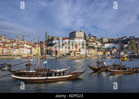 Dow's et Warre's Port Wine bateaux appelés Rabelo bateaux sur une rivière Douro à Vila Nova de Gaia ville. La ville de Porto river bank on background Banque D'Images