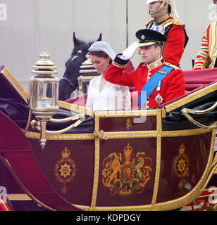 Londres, ANGLETERRE - 29 avril : le prince William prend la main de son épouse Catherine Middleton, désormais connu sous le nom de Catherine, duchesse de Cambridge, le marrige a eu lieu à l'abbaye de Westminster. Le mariage du Prince William, le deuxième dans la ligne de succession au trône britannique, à Catherine Middleton est actuellement détenu à Londres aujourd'hui. Le mariage de la seconde dans la ligne de succession au trône britannique est d'être dirigé par l'archevêque de Canterbury et sera suivi par 1900 personnes, dont des membres de la famille royale et des chefs d'état. Des milliers de sympathisants du monde entier ont aussi afflué à Londres à témoin Banque D'Images