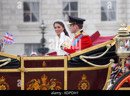 Londres, ANGLETERRE - 29 avril : le prince William prend la main de son épouse Catherine Middleton, désormais connu sous le nom de Catherine, duchesse de Cambridge, le marrige a eu lieu à l'abbaye de Westminster. Le mariage du Prince William, le deuxième dans la ligne de succession au trône britannique, à Catherine Middleton est actuellement détenu à Londres aujourd'hui. Le mariage de la seconde dans la ligne de succession au trône britannique est d'être dirigé par l'archevêque de Canterbury et sera suivi par 1900 personnes, dont des membres de la famille royale et des chefs d'état. Des milliers de sympathisants du monde entier ont aussi afflué à Londres à témoin Banque D'Images