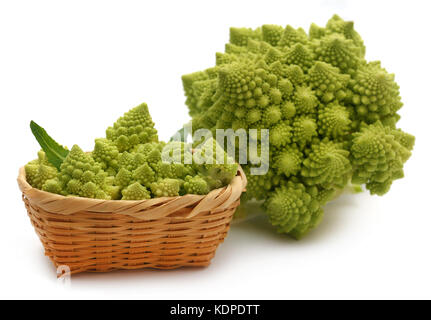 Le brocoli Romanesco dans un panier sur fond blanc Banque D'Images