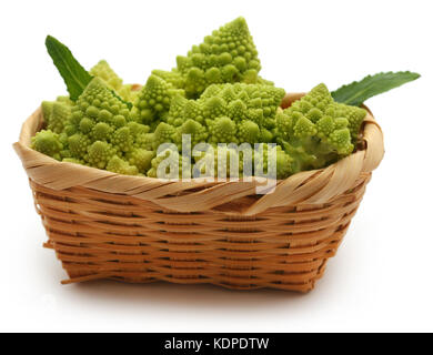 Le brocoli Romanesco dans un panier sur fond blanc Banque D'Images