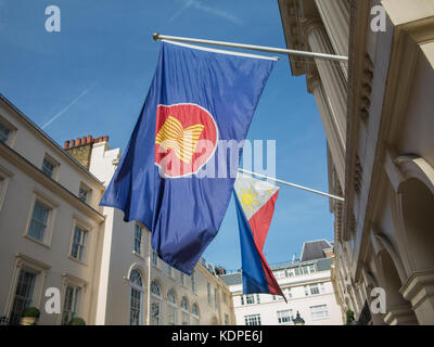 Phillipine ambassade drapeaux au vent à l'extérieur du siège de Londres Banque D'Images