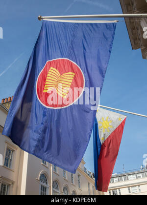 Phillipine ambassade drapeaux au vent à l'extérieur du siège de Londres Banque D'Images