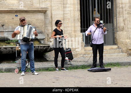 Trio de musiciens de rue à Pézenas, languedoc, france, avec accordéon, violon et tambourin électrique Banque D'Images