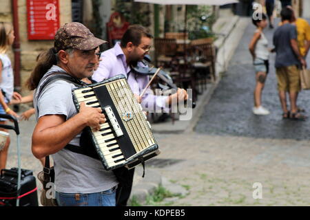 Trio de musiciens de rue à Pézenas, languedoc, france, avec l'accent sur le joueur d'accordéon Banque D'Images