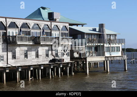 Édifices des quais sur pilotis à Cedar Key, FL. Cedar Key est dans le Registre national des lieux historiques depuis 1989. Banque D'Images