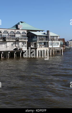 Édifices des quais sur pilotis à Cedar Key, FL. Cedar Key est dans le Registre national des lieux historiques depuis 1989. Banque D'Images