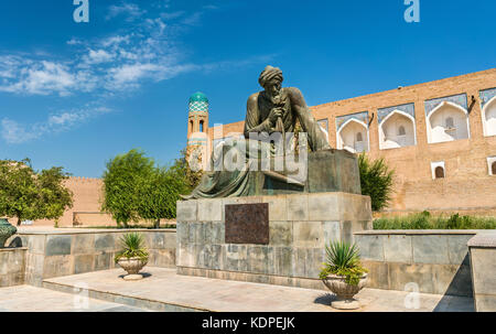 Statue d'al-Khwarizmi en face d'Itchan Kala à Khiva, Ouzbékistan Banque D'Images