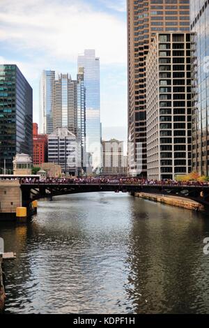 Chicago, Illinois, USA. L'architecture variée le long de la branche sud de la rivière dans le centre-ville de Chicago. Banque D'Images