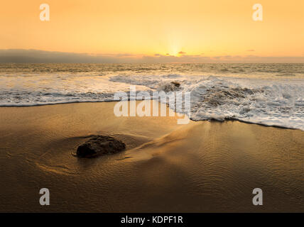 Coucher Soleil océan vague est un paisible paysage pittoresque sur la plage avec le soleil sur l'horizon de l'océan comme une vague douce à terre.. Banque D'Images