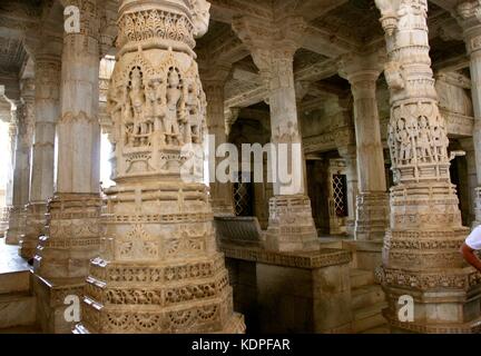 Colonnes dans le temple Ranakpur Jain au Rajasthan, Inde Banque D'Images