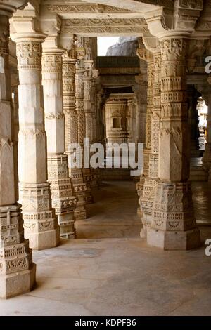 Colonnes dans le temple Ranakpur Jain au Rajasthan, Inde Banque D'Images