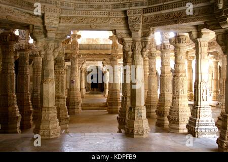 Colonnes dans le temple Ranakpur Jain au Rajasthan, Inde Banque D'Images