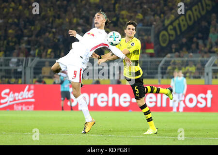 Dortmund, Allemagne. 14 octobre 2017. Marc Bartra (R) du Borussia Dortmund affronte Yussuf Poulsen du Rasenballsport Leipzig lors du match de Bundesliga entre le Borussia Dortmund et Rasenballsport Leipzig au signal Iduna Park à Dortmund, Allemagne, le 14 octobre 2017. Crédit : Ulrich Hufnagel/Xinhua/Alamy Live News Banque D'Images