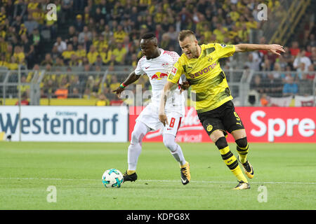 Dortmund, Allemagne. 14 octobre 2017. Andriy Yarmolenko (R) de Borussia Dortmund affronte Naby Keita de Rasenballsport Leipzig lors du match de Bundesliga entre Borussia Dortmund et Rasenballsport Leipzig au signal Iduna Park à Dortmund, Allemagne, le 14 octobre 2017. Crédit : Ulrich Hufnagel/Xinhua/Alamy Live News Banque D'Images