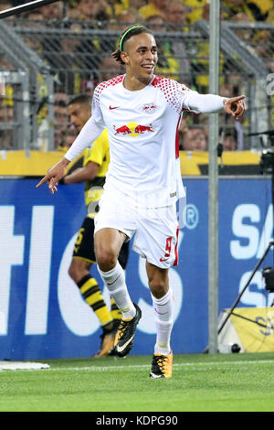 Dortmund, Allemagne. 14 octobre 2017. Yussuf Poulsen de Rasenballsport Leipzig célèbre après avoir marqué lors du match de football de la Bundesliga entre Borussia Dortmund et Rasenballsport Leipzig au signal Iduna Park à Dortmund, Allemagne, le 14 octobre 2017. Crédit : Ulrich Hufnagel/Xinhua/Alamy Live News Banque D'Images