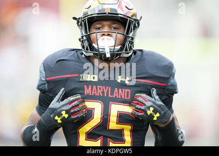 College Park, Maryland, USA. 14Th Oct, 2017. ANTOINE BROOKS (25) se réchauffe avant le match qui s'est tenue à La Capitale un champ à Maryland College Park, stade, au Maryland. Credit : Amy Sanderson/ZUMA/Alamy Fil Live News Banque D'Images