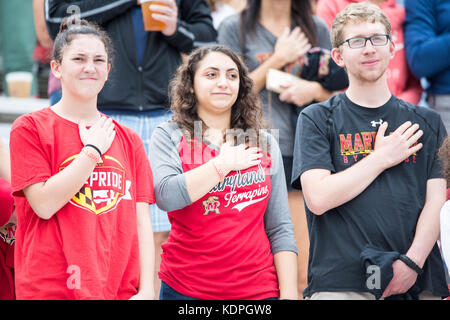 College Park, Maryland, USA. 14Th Oct, 2017. Stand des fans pour l'hymne national avant la partie tenue à La Capitale un champ à Maryland College Park, stade, au Maryland. Credit : Amy Sanderson/ZUMA/Alamy Fil Live News Banque D'Images