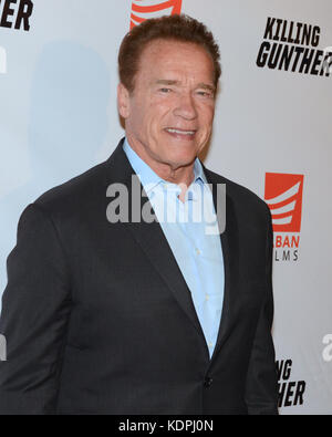 Los Angeles, Californie, États-Unis. 14 octobre 2017. ARNOLD SCHWARZENEGGER arrive sur le tapis rouge pour la première « Killing Gunther » de Los Angeles au TLC Chinese Theatre. Crédit : Billy Bennight/ZUMA Wire/Alay Live News Banque D'Images