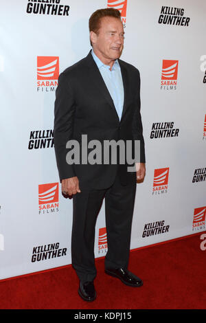 Los Angeles, Californie, États-Unis. 14 octobre 2017. ARNOLD SCHWARZENEGGER arrive sur le tapis rouge pour la première « Killing Gunther » de Los Angeles au TLC Chinese Theatre. Crédit : Billy Bennight/ZUMA Wire/Alay Live News Banque D'Images