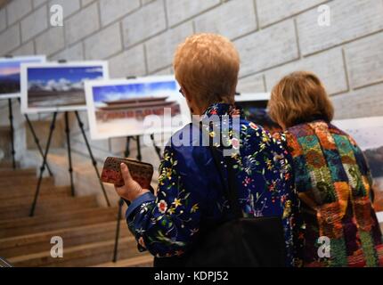 San Francisco, États-Unis. 14 octobre 2017. Les participants regardent des photos lors d'une campagne de promotion à San Francisco, aux États-Unis, le 14 octobre 2017. Un événement pour la nouvelle initiative «belle Chine - voyage le long du patrimoine mondial» qui vise à promouvoir les 52 sites du patrimoine mondial de l'UNESCO de la Chine auprès des touristes des États-Unis a eu lieu ici samedi. Crédit : Wu Xiaoling/Xinhua/Alamy Live News Banque D'Images