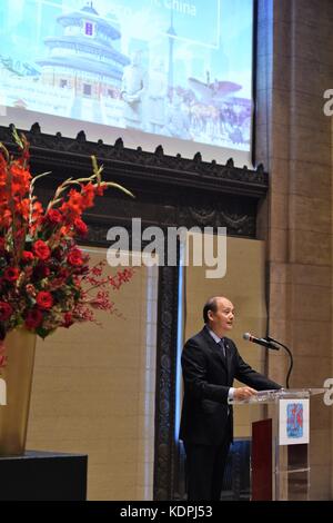 San Francisco, États-Unis. 14 octobre 2017. Luo Linquan, consul général de Chine à San Francisco, prend la parole lors d'une campagne de promotion à San Francisco, aux États-Unis, le 14 octobre 2017. Un événement pour la nouvelle initiative «belle Chine - voyage le long du patrimoine mondial» qui vise à promouvoir les 52 sites du patrimoine mondial de l'UNESCO de la Chine auprès des touristes des États-Unis a eu lieu ici samedi. Crédit : Wu Xiaoling/Xinhua/Alamy Live News Banque D'Images