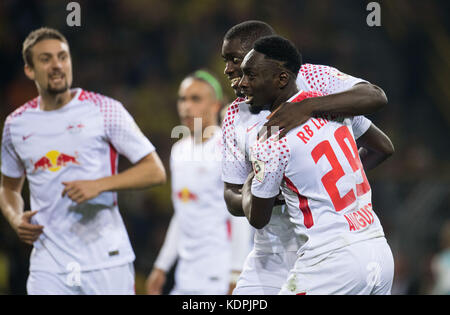 Dortmund, Allemagne. 14 octobre 2017. Jean-Kevin Augustin de Leipzig et son coéquipier Dayot Upamecano célèbrent le match de football de Bundesliga Borussia Dortmund vs RB Leipzig à Dortmund, Allemagne, le 14 octobre 2017. Crédit : Bernd Thissen/dpa/Alamy Live News Banque D'Images