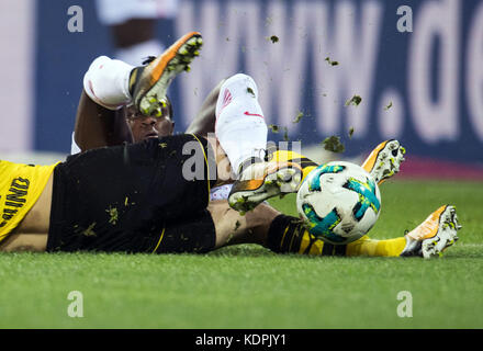 Dortmund, Allemagne. 14 octobre 2017. Christian Pulisic de Dortmund et Bruma de Leipzig en action lors du match de football de Bundesliga Borussia Dortmund vs RB Leipzig à Dortmund, Allemagne, le 14 octobre 2017. Crédit : Bernd Thissen/dpa/Alamy Live News Banque D'Images