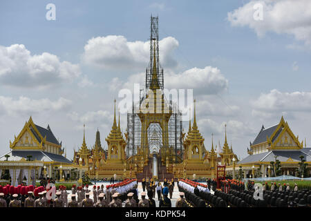 Bangkok, Thaïlande. 15 octobre 2017. Les membres du personnel assistent à la deuxième répétition des funérailles du Roi thaïlandais Bhumibol Adulyadej sur la place Sanam Luang à Bangkok, Thaïlande, 15 octobre 2017. Les funérailles royales du roi Bhumibol Adulyadej sont prévues du 25 au 29 octobre. Crédit : Li Mangmang/Xinhua/Alamy Live News Banque D'Images