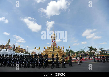 Bangkok, Thaïlande. 15 octobre 2017. La garde d'honneur escorte le char royal lors de la deuxième répétition pour les funérailles de feu le roi thaïlandais Bhumibol Adulyadej près du Grand Palais à Bangkok, Thaïlande, octobre 15, 2017. Les funérailles royales du roi Bhumibol Adulyadej sont prévues du 25 au 29 octobre. Crédit : Rachen Sageamsak/Xinhua/Alamy Live News Banque D'Images