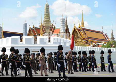 Bangkok, Thaïlande. 15 octobre 2017. La garde d'honneur assiste à la deuxième répétition pour les funérailles de feu le roi thaïlandais Bhumibol Adulyadej près du Grand Palais à Bangkok, Thaïlande, octobre 15, 2017. Les funérailles royales du roi Bhumibol Adulyadej sont prévues du 25 au 29 octobre. Crédit : Rachen Sageamsak/Xinhua/Alamy Live News Banque D'Images